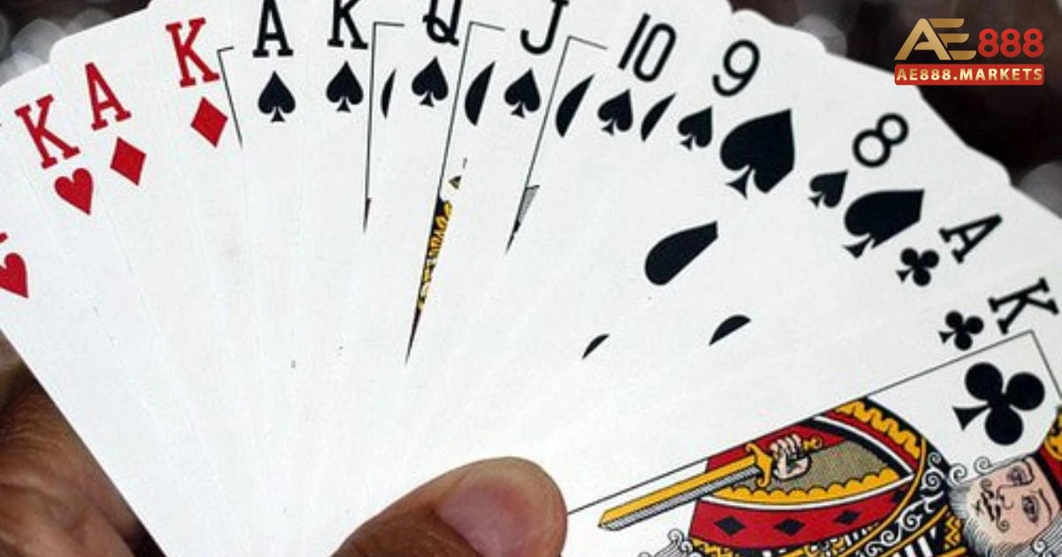 Lúc này, bạn sẽ vừa có thể loại bỏ bài yếu của mình, vừa ép đối thủ phải ra những lá bài mạnh hơn